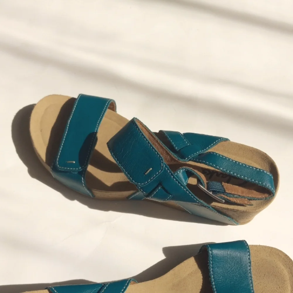 NWOT CLARKS LEATHER STRAPPY SANDALS